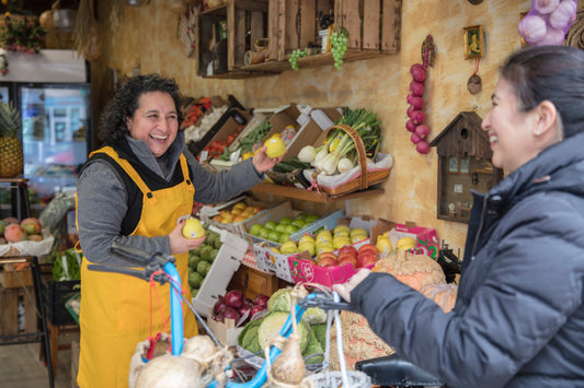 Immagine che indica due donne ecologiste che riducono gli sprechi della spesa - Cleaning With Bongae